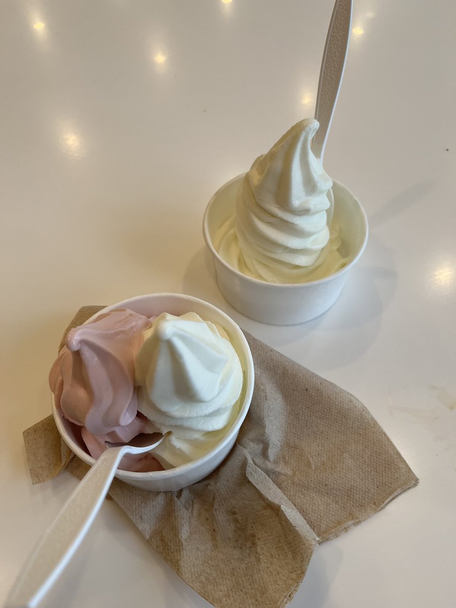 magicsfunny's tweet photo. pinkberry with @cranberrybebe 
small original with no toppings 👑 https://t.co/qwi45JUudx