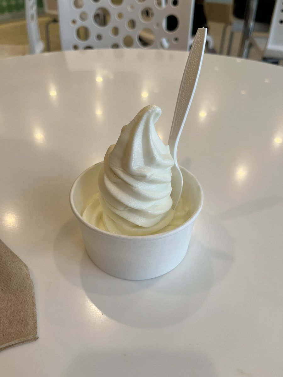 magicsfunny's tweet photo. pinkberry with @cranberrybebe 
small original with no toppings 👑 https://t.co/qwi45JUudx