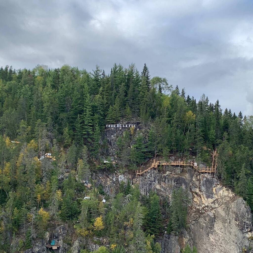 ScienceAthletic's tweet photo. Caverne du trou de la fée. Si tu vas au Lac Saint-Jean, je te recommande fortement de passer par la!
.
#troudelafee #desbiens #lacstjean #lacsaintjean #randonnee #québec #quebecenphotos #explorequebec #mouvement #bouger https://t.co/eWbqLN61Rw https://t.co/larJjoVvGH