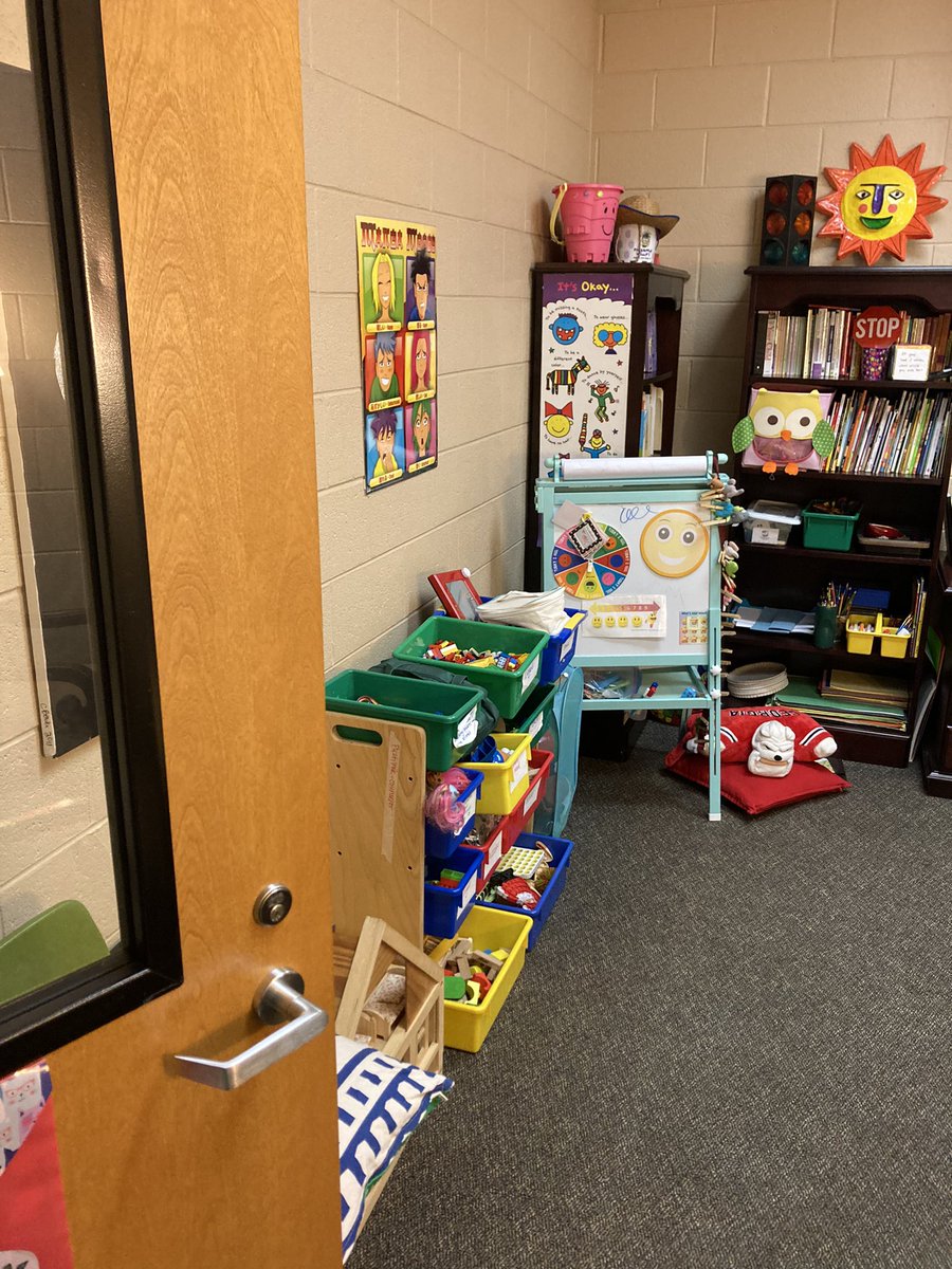 SchCounselorFP's tweet photo. New school, new office, &amp; 12th year as #schoolcounselor. Feeling settled, super grateful &amp; excited to be here! #beforeandafter https://t.co/J96o1HhAX6