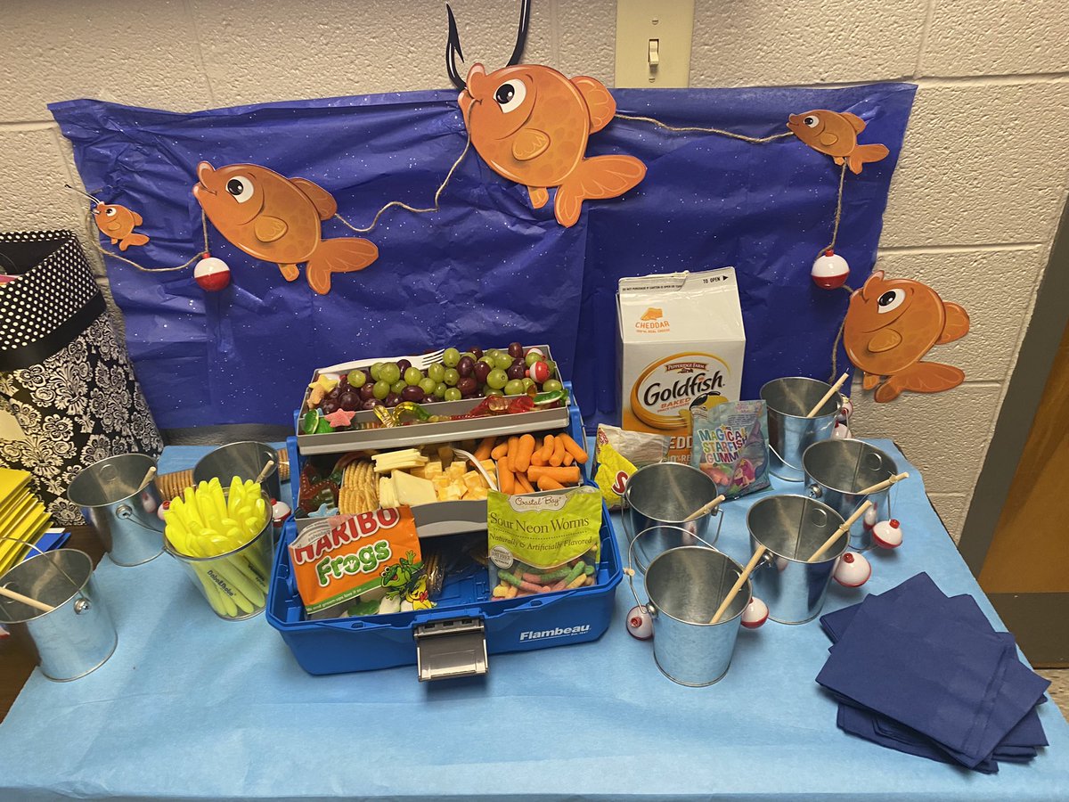“Hooked on Writing PD” with a snacklebox- tacklebox filled with snacks! Teachers collaborated and shared great writing strategies.❤️