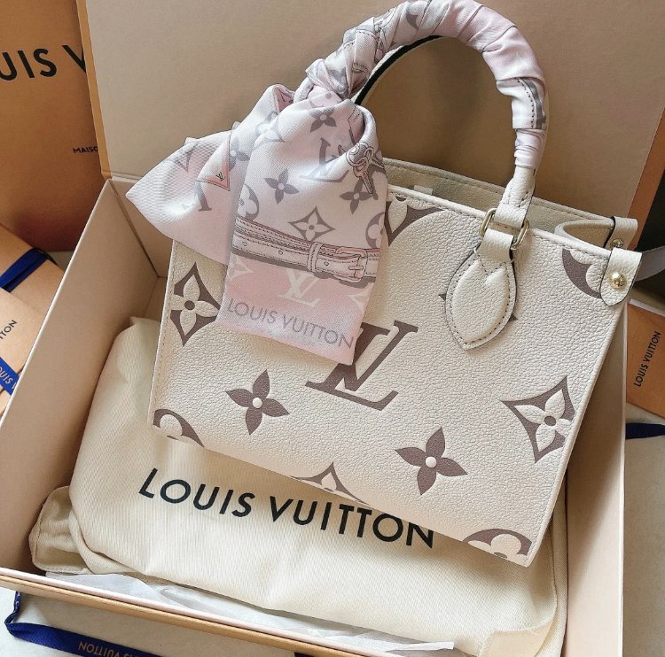 lin_language's tweet image. I went shopping with BFF today and bought a new bag for myself as a gift for my profit.