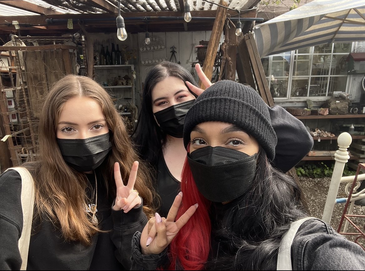 cloversonu's tweet photo. happy birthday to the kyu to my sun. love you lots 🫶🏼 can’t wait to give you a fat kiss soon 🥰 https://t.co/EFLSNBdgAW