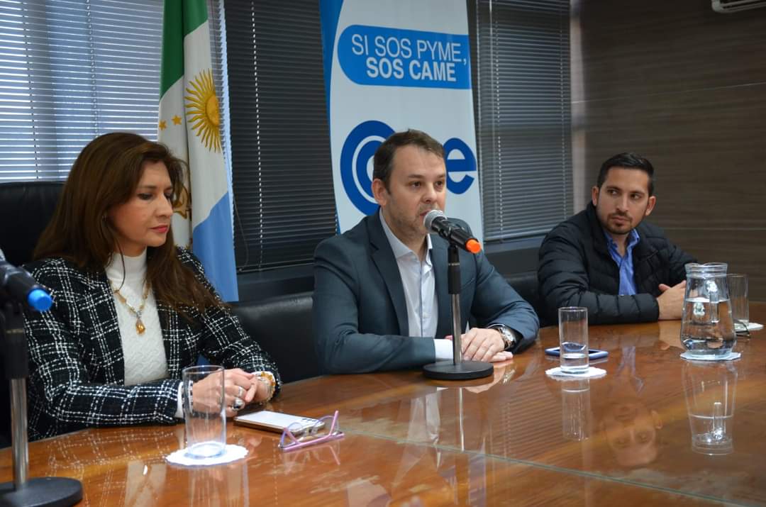CamaraRcia's tweet photo. #EmpleoFormal | El presidente Iván Bonzi junto a autoridades de la institución, participaron de una reunión informativa con el Director Nacional de Coordinación de los Regímenes de la Seguridad Social, dependiente del @MinTrabajoAR, Eduardo Lépore,  y empresarios en @fechacochaco https://t.co/2LKL13UTfk