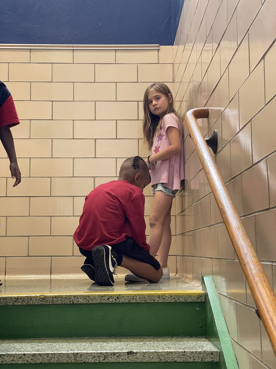 emilhollin's tweet photo. Kindness in action! When your friend can’t tie her shoe because she has a broken arm! @TaraMBarbour1 #thorpegordon #kindnesscounts https://t.co/taRO75KRIo