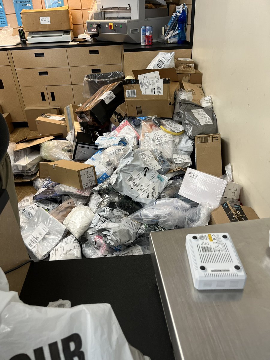 cjmartz's tweet photo. This is what the guy at the UPS store is doing with your packages after he checks them in. ￼￼#UPS #UPSstore https://t.co/2hdKF2eVKF