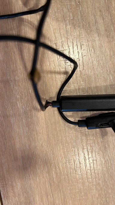 イヤホンよりヘッドホンにコストと音質で信頼を置いてるけどこれが悩みなんよな
無様ではあるが手当てにはセメダインスーパーX使ってる
ケースに入れて使ってても2年程度でダメになるんだよね 