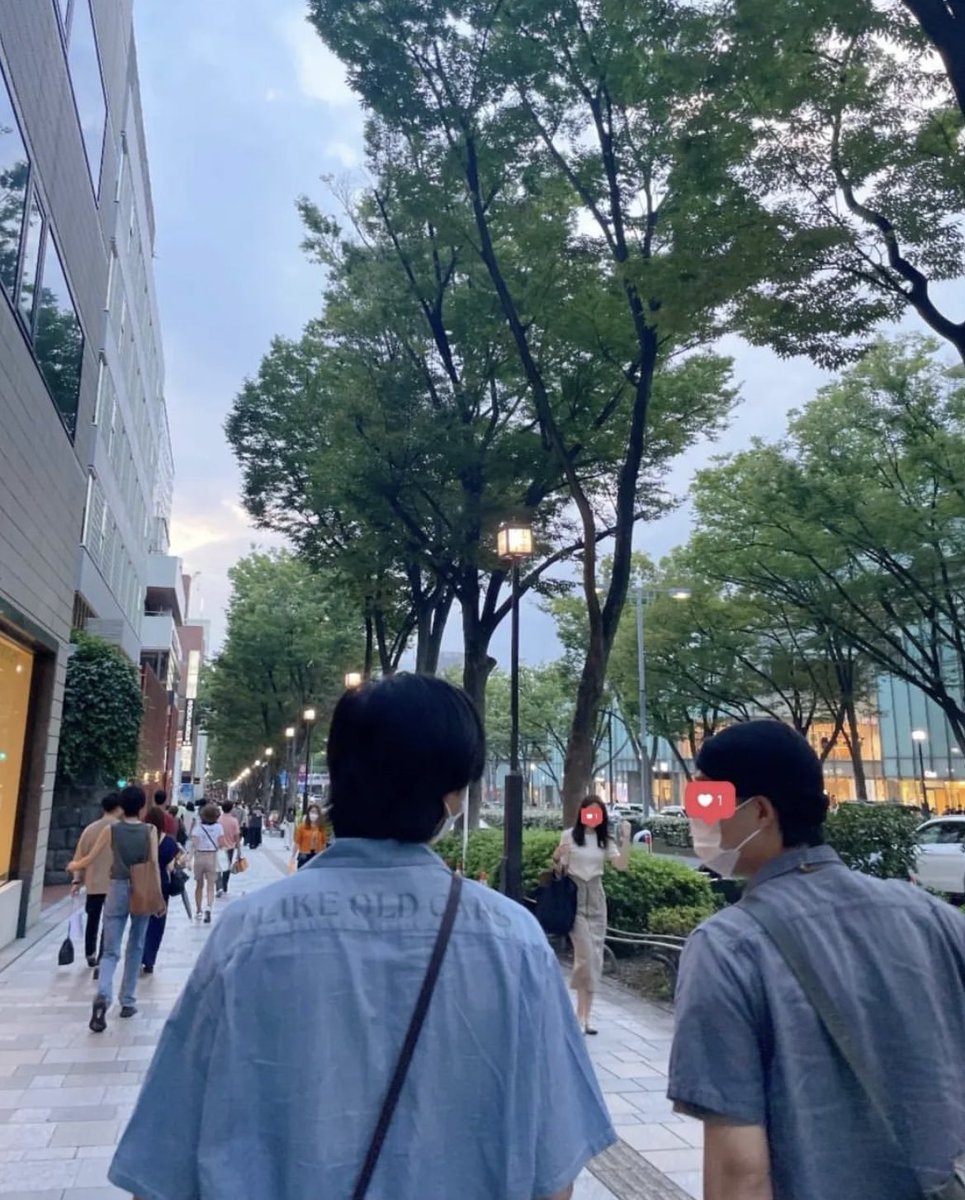 BTS_613Ari's tweet photo. BTS ナムさんが東京の街並みを満喫しているようです。

・新大久保
・表参道
・代官山

自分のセンイル広告を撮影してるの本当に可愛すぎる✨
ナムさんが巡った聖地をまとめましたので、ぜひチェックしてみてください！
普通に都会の道歩いてるのヤバすぎる😭

詳細はこちら🌷
https://t.co/UaMczARPqh https://t.co/K08VOQajc4
