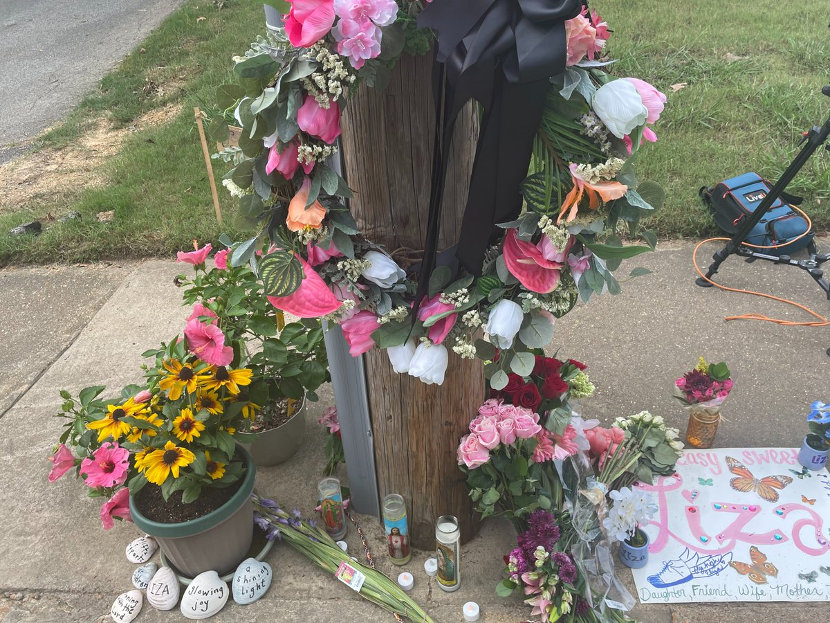 WMCActionNews5's tweet photo. A memorial has emerged on Central Avenue near Zach Curlin to honor Eliza Fletcher. 💔 https://t.co/bcoryJQwLX
