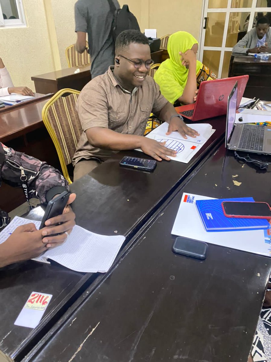 EmmanuelGanse's tweet photo. À l'heure où le sommeil bipe et les paupières sont lourdes, réunion d'urgence des #JeunesLeadersduBenin! Le pays est en crise. Réunion d'urgence du conseil des ministres. Bref, dans la peau de nos dirigeants 🇧🇯. Rapport de crise, mesures urgentes, discours du Pr, débat télévisé.. https://t.co/McS5x8WLr8