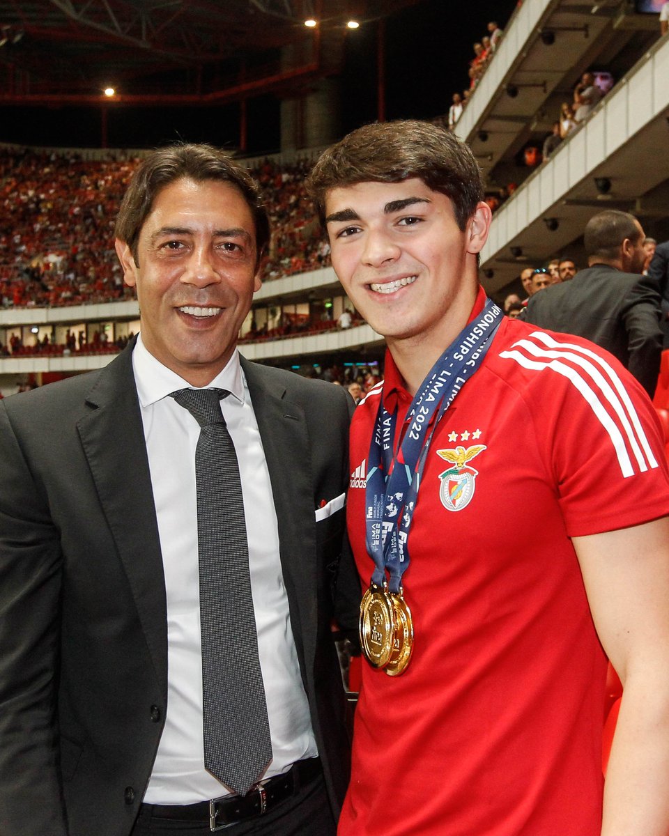 modalidadesslb's tweet photo. 🥇🥇🥇 O nosso campeão Diogo Ribeiro esteve presente na Tribuna Presidencial!
#SóHáUmBenfica #SLBMAC https://t.co/xhPWZe4o8j