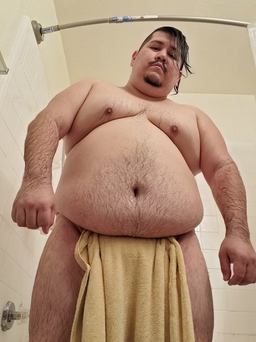 Who wants to peek under the towel. Don't use your hands hehe #tummytuesday #gay #gaybear #gaychub #bodypostive