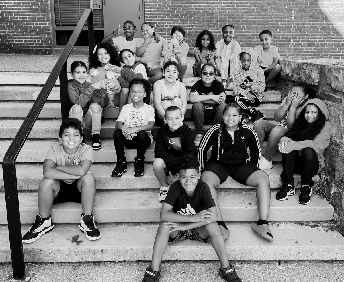 mrs_d3ll's tweet photo. Ready to rock 4th Grade with this crew! @BASDFtHill #grade4 #basdproud https://t.co/1VWBEqZAnv