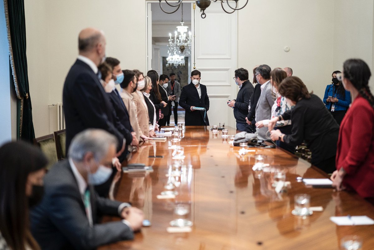 N_PrensaCL's tweet photo. 🔴 OPOSICIÓN NO SE LEVANTA: Cuando el Presidente @gabrielboric ingresa a la reunión en La Moneda, se aprecia a todos de pie excepto @chahuan (RN) y @LuzPobleteC (Evópoli). https://t.co/TYEweZ4AEI
