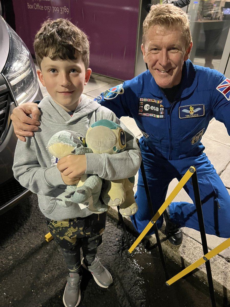 mikebax9's tweet photo. Brilliant evening watching @astro_timpeake in Liverpool and an absolute pleasure to meet the man himself afterwards. https://t.co/K0HC8e1fK7