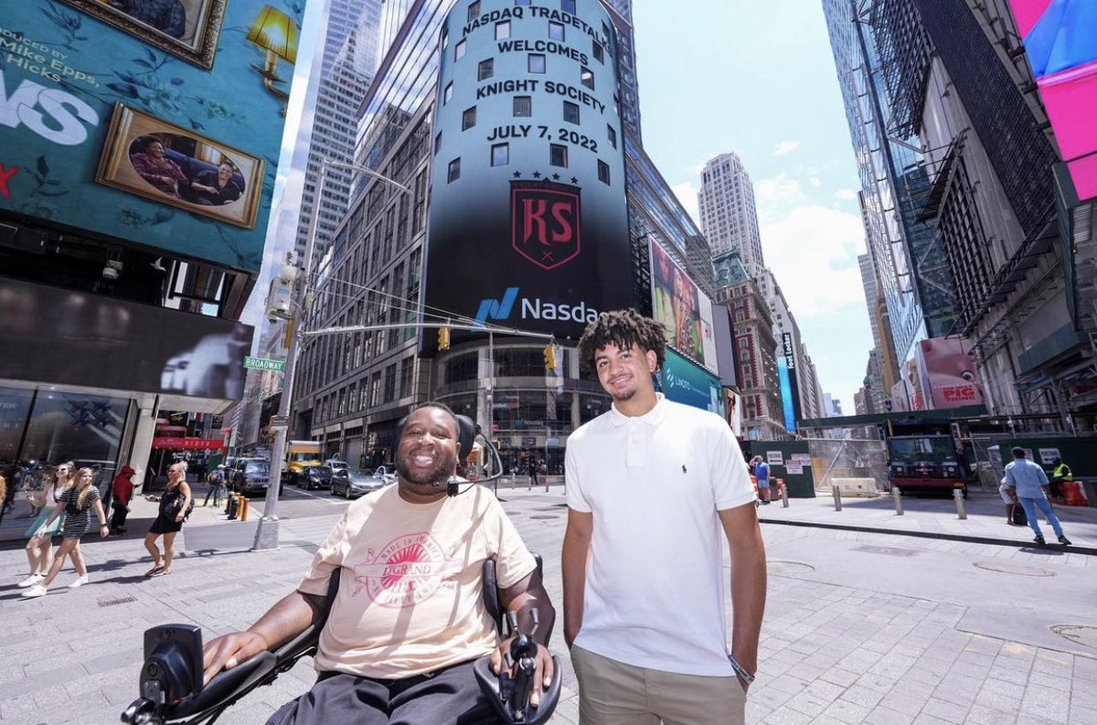 early_2's tweet photo. How the @KnightSociety_ is using web3 to revolutionize a college community 🧵⬇️ https://t.co/TVVzXWWNFi