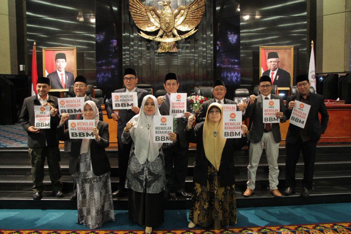 ZAEffendy's tweet photo. Selasa 6 Sep 2022 sore, seluruh anggota Fraksi PKS menolak kenaikan harga #BBM, walk out dari Sidang Paripurna dan bergabung dengan massa pendemo di depan gedung DPR RI.
#Nalar ...🙏 https://t.co/UBITnwdNLg