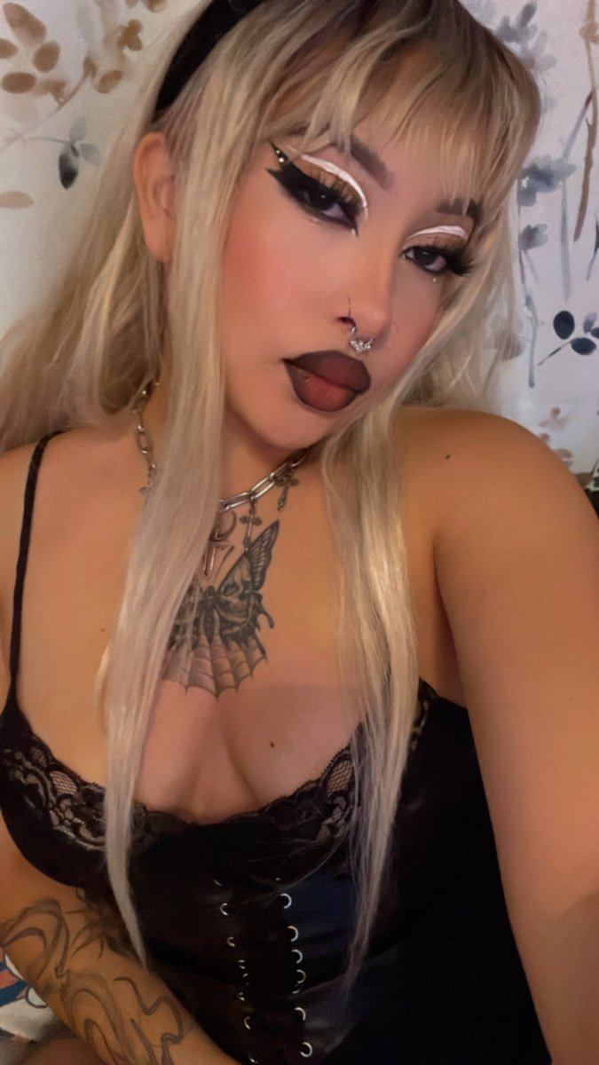 disembodiied's tweet photo. such a strange girl 🕷 https://t.co/KKPDuVA9vb