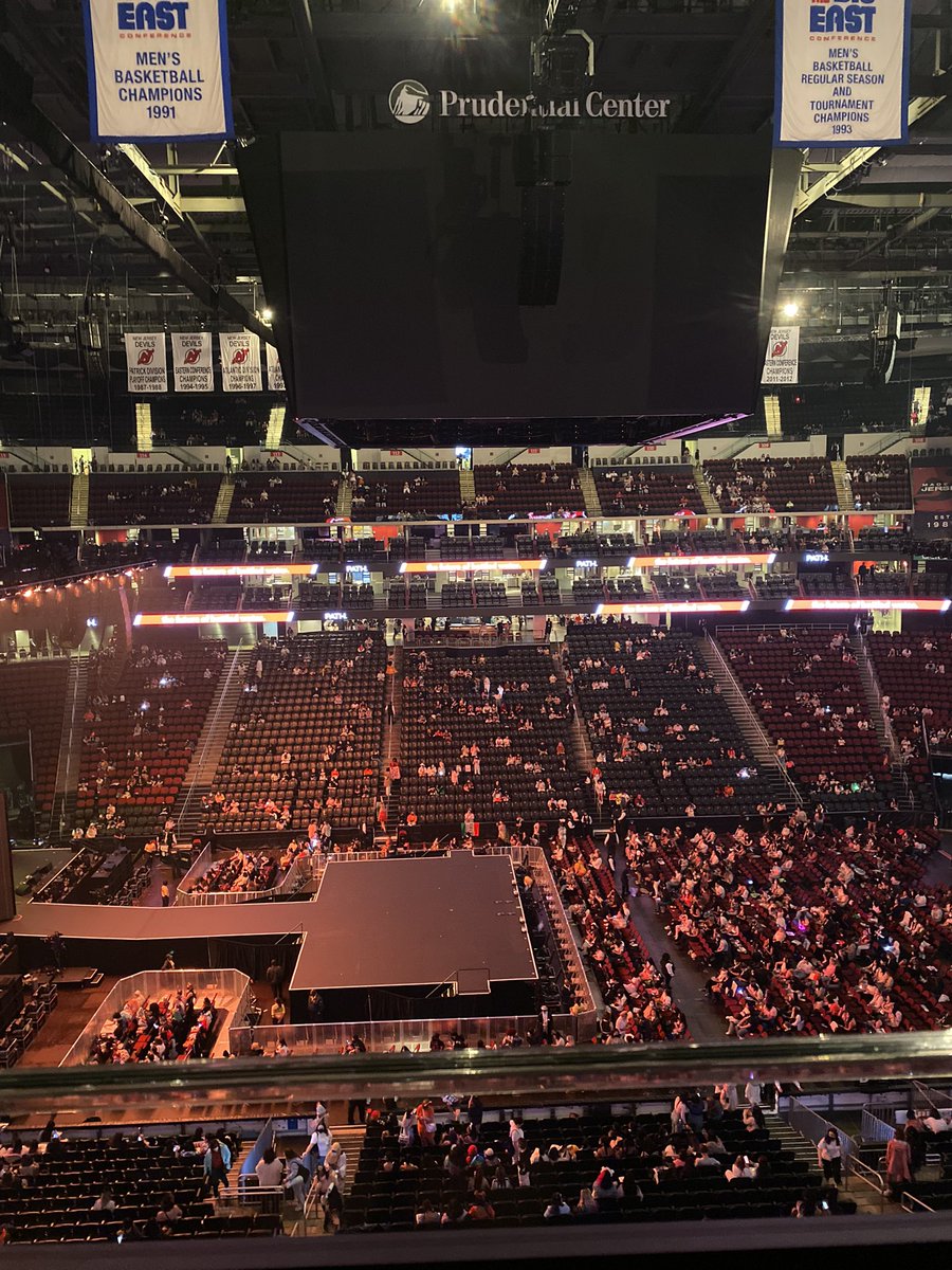 isaa_inner's tweet photo. MADE ITTTTT #SEVENTEENinNEWARK https://t.co/XA1FJTC5ss