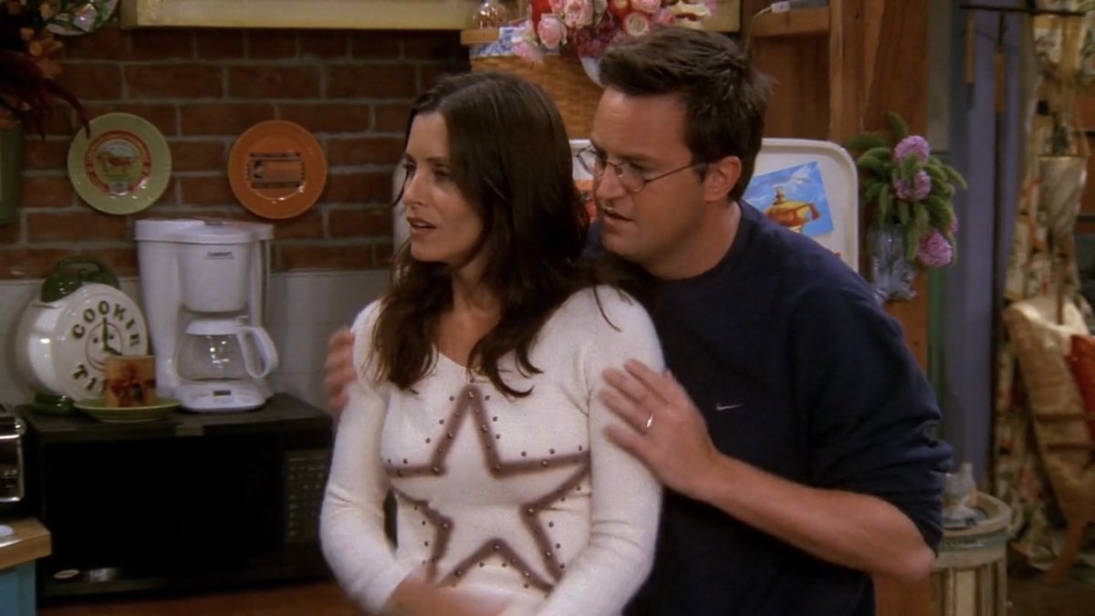 wdwruffalo's tweet photo. chandler calming down monica <3 https://t.co/zAP77KWCJ2