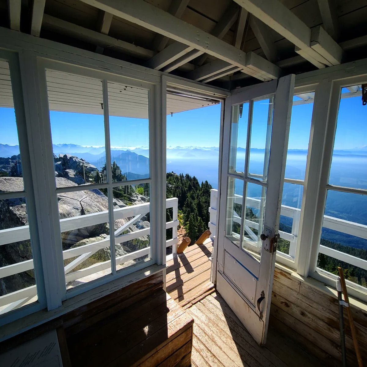 mattkarvonen's tweet photo. Did a hike up to one of the coolest places I've ever been. Had the whole Mt. Pilchuck Lookout to myself for about an hour. #PNWadventures https://t.co/kVcTEDubtw