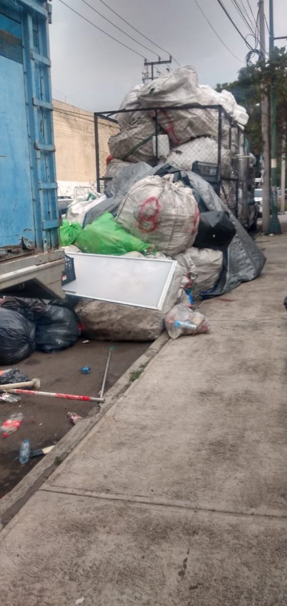 Nhidalgop's tweet photo. @jorgegarralda ayuda en la calle de José Linares col. Del Valle hay un basurero clandestino en el patio de una fábrica y la calle, foco rojo de infección. Las autoridades no hacen nada. Gracias https://t.co/HtxhlQkVjJ