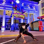 USJでスパイダーマンポーズで写真撮ったら、後ろにポーズ決めたキャストさんいたｗ