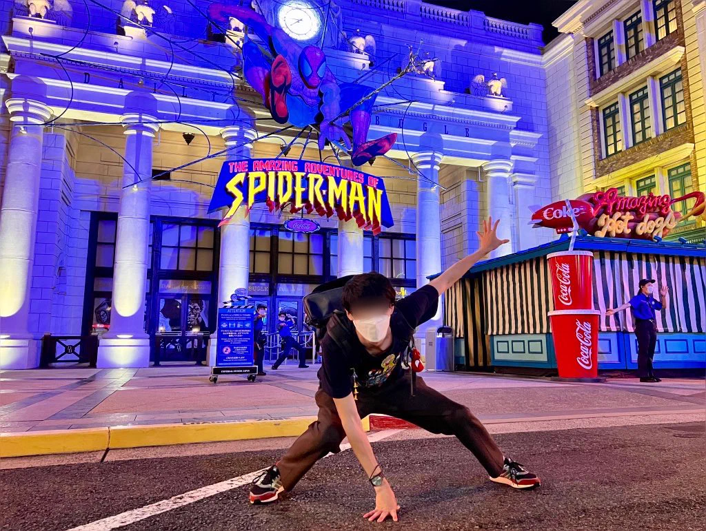 USJでスパイダーマンポーズで写真撮ったら、後ろにポーズ決めたキャストさんいたｗ