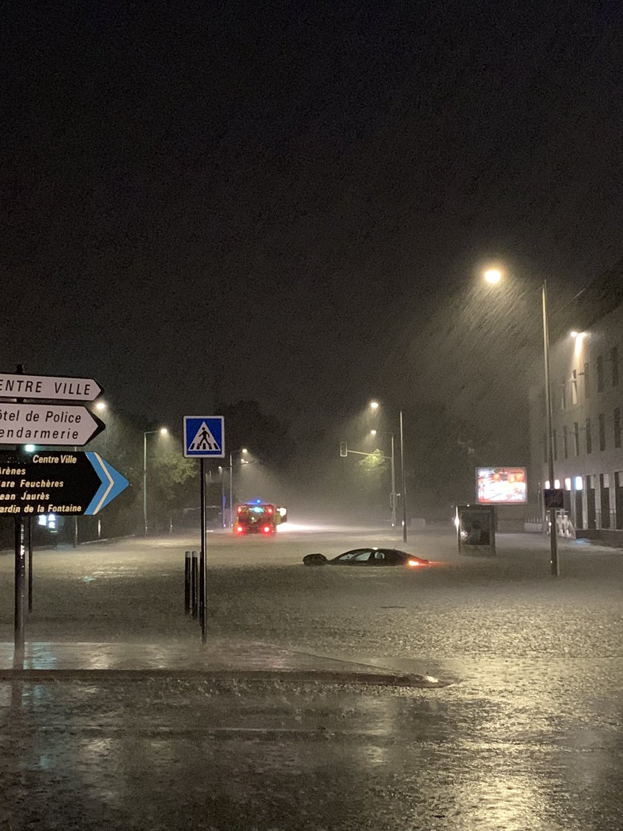infoccitanie's tweet photo. 🔴 En direct de #Nîmes où d’importantes #inondations se produisent sous l’#orage diluvien et stationnaire. Restez chez vous ! 

📸 @RaphBtd75 https://t.co/whJzTUdR5f