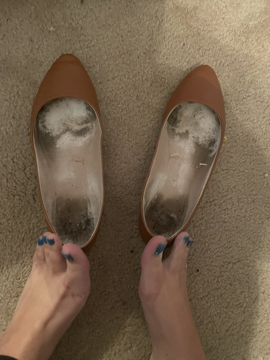 PrincessPtyFL1's tweet photo. Freshly worn tf out flats! Up for grabs!! DM TO MAKE THEM YOURS‼️
#Wornshoes #Flats #wornflats #filthyshoes #feet #usedshoes #findom #rt https://t.co/ZQIGcjIkxu