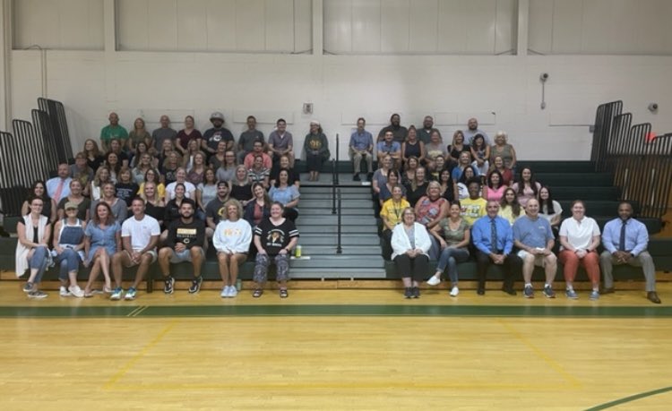BQattheView's tweet photo. The ##CRMS staff is ready and excited to welcome all our students tomorrow morning. 💛💚Happy New Year 🎉 #PioneerPride #Clearview #ViewOneGoodThing https://t.co/80T9Jul18F
