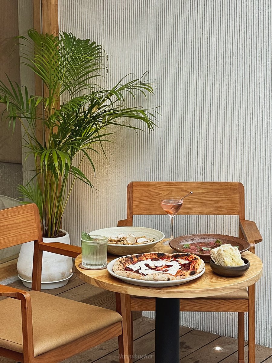 throwbackerbkk's tweet photo. ‘Sarnies カフェ Sukhumvit’

เรียก #คาเฟ่สุขุมวิท #ร้านอาหารสุขุมวิท หรือ #บาร์สุขุมวิท ดี 🤔
เพราะเปิดตั้งแต่ 7 โมง-4 ทุ่ม
แถมเมนูหลากหลายสุด ๆ
___
https://t.co/x9ujFy9EbD

#throwbackerCAFEHOPPING
#throwbackerDINING
#throwbackerHANGOUT
#throwbackerinBANGKOK
#throwbackerinTHAILAND https://t.co/1S7UMlfDdo