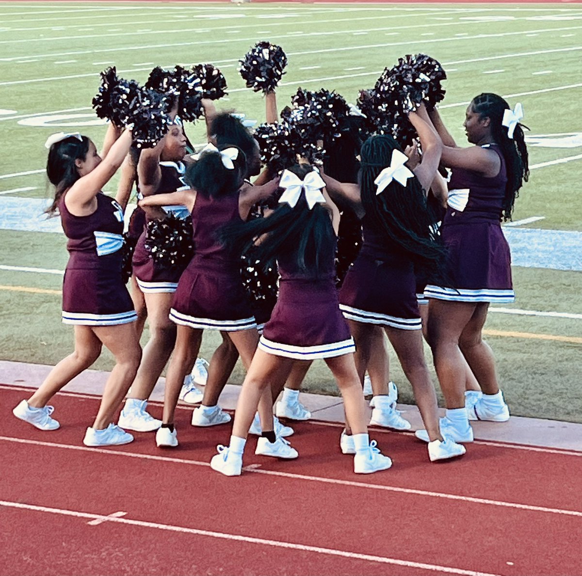 HistoryWithHolt's tweet photo. Watching the sports is so much more exciting when you have your @WunderlichKISD teacher friends, @Wunderlich_Band and @WunderlichCheer! @professorhuggs @sushatch @melwill2015 https://t.co/Osl0aQCWku