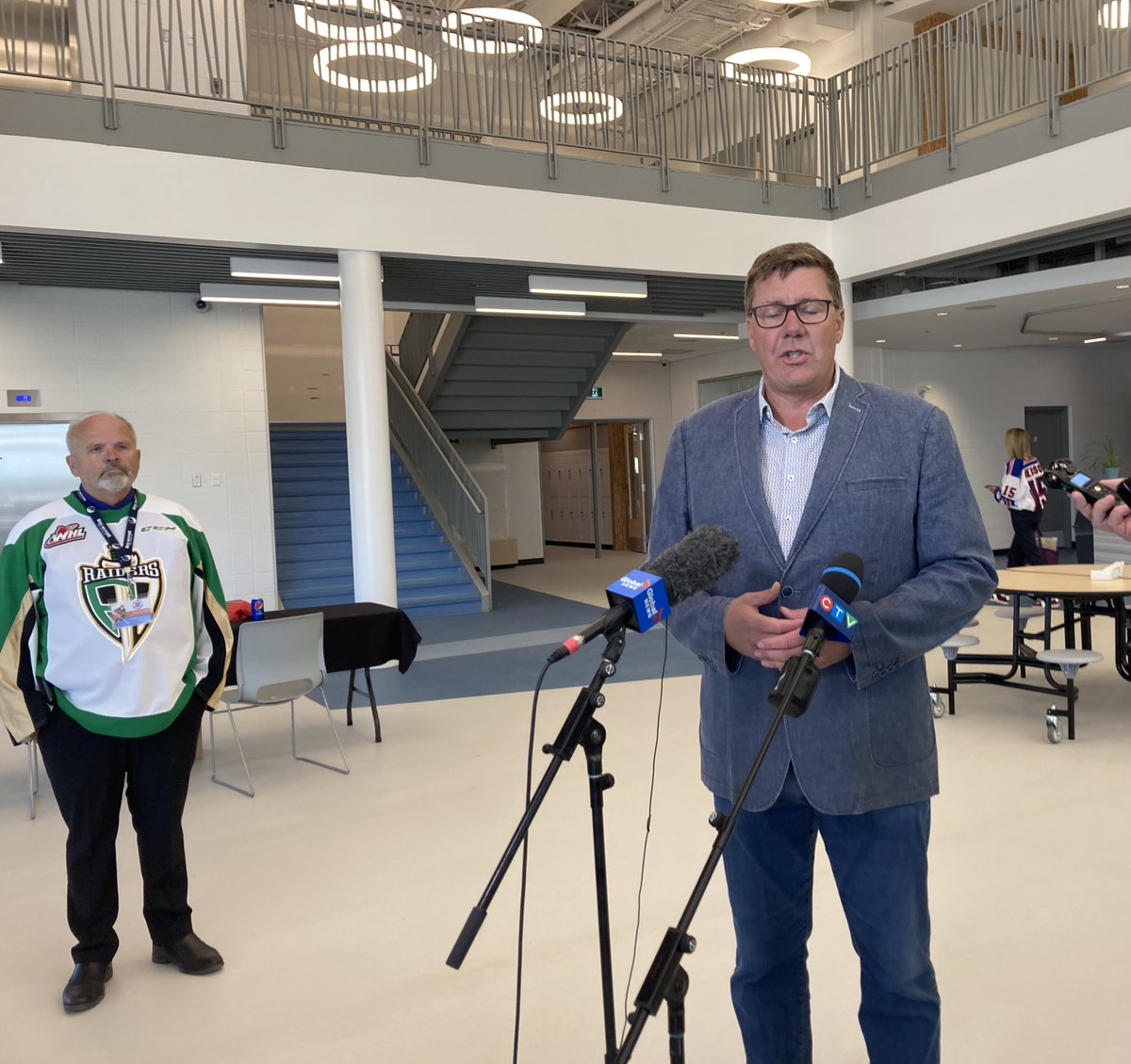 Marie-Josée Paquette-Comeau (@mj_comeau) on Twitter photo Le #Saskatchewan offrira davantage d’aide à la communauté de #JamesSmithCreeNation. Le PM Scott Moe réitère sa confiance envers la #GRC, même si depuis mai 2022, Myles Sanderson, est recherché par la police… avant même cette tuerie.<a href="/RadioCanadaInfo/">Radio-Canada Info</a> Le #Saskatchewan offrira davantage d’aide à la communauté de #JamesSmithCreeNation. Le PM Scott Moe réitère sa confiance envers la #GRC, même si depuis mai 2022, Myles Sanderson, est recherché par la police… avant même cette tuerie.<a href="/RadioCanadaInfo/">Radio-Canada Info</a>