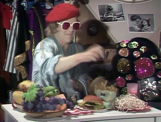 MuppetShowBot's tweet image. Scooter: Elton John. Elton John? Fifteen seconds to curtain, Mr. John! 
 Elton: It's great to be here. Even my lunch likes me. 
 Food: Oh, Elton! Elton, I love you! Oh, we love you, Elton!