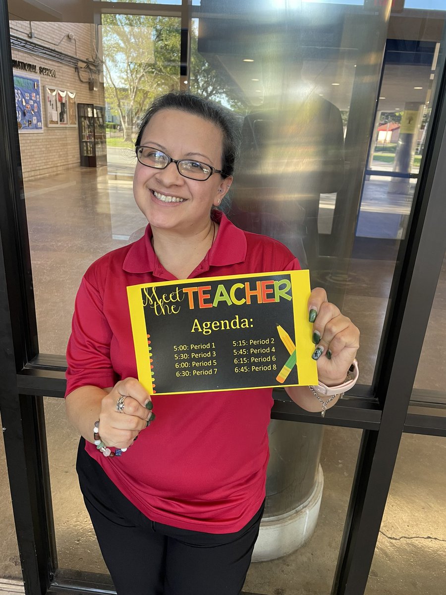 SIS_HISD's tweet photo. Wonderful to see our Middle School parents tonight!! Looking forward to connecting with our High School families Thursday night. Also from 5-7pm. #MSOpenHouse #HSOpenHouse https://t.co/Apl1hHFFxC