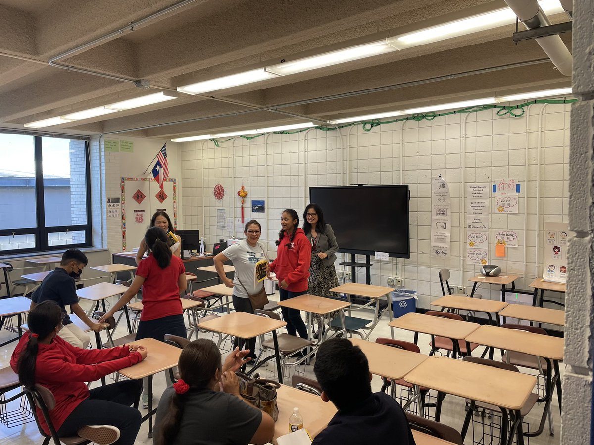 SIS_HISD's tweet photo. Wonderful to see our Middle School parents tonight!! Looking forward to connecting with our High School families Thursday night. Also from 5-7pm. #MSOpenHouse #HSOpenHouse https://t.co/Apl1hHFFxC