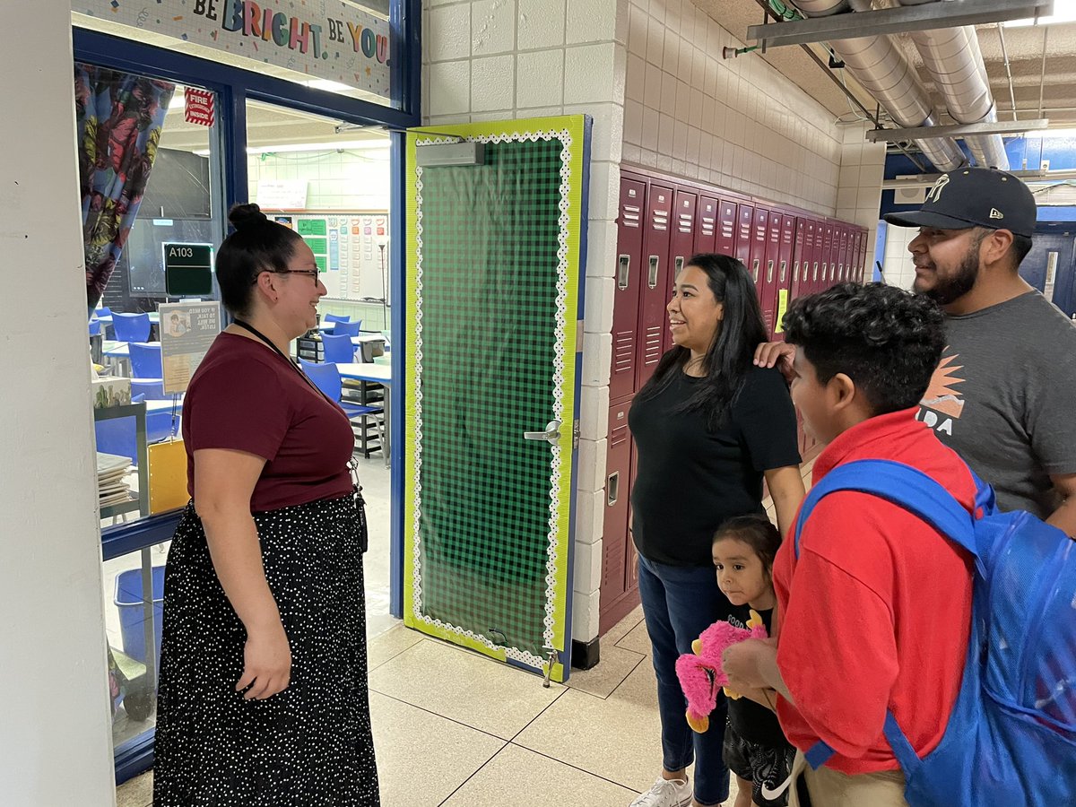 SIS_HISD's tweet photo. Wonderful to see our Middle School parents tonight!! Looking forward to connecting with our High School families Thursday night. Also from 5-7pm. #MSOpenHouse #HSOpenHouse https://t.co/Apl1hHFFxC
