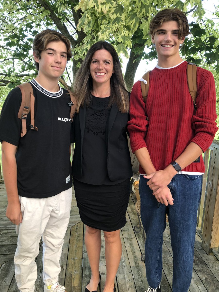 harpmcmurray's tweet photo. #KPRFirstDay Our last first day as a trio! Gr 10, Gr 12 and Principal https://t.co/KjHwUsU4AP