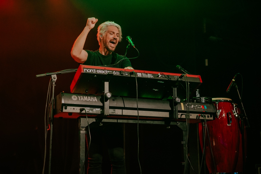 AtlasArtist's tweet photo. [show review] @hansonmusic took fans @thevanburenphx on a journey through their discography on Sunday! Check out all the photos from the #RedGreenBlueTour! https://t.co/dfBhRScGad https://t.co/W5NoCUhUZW