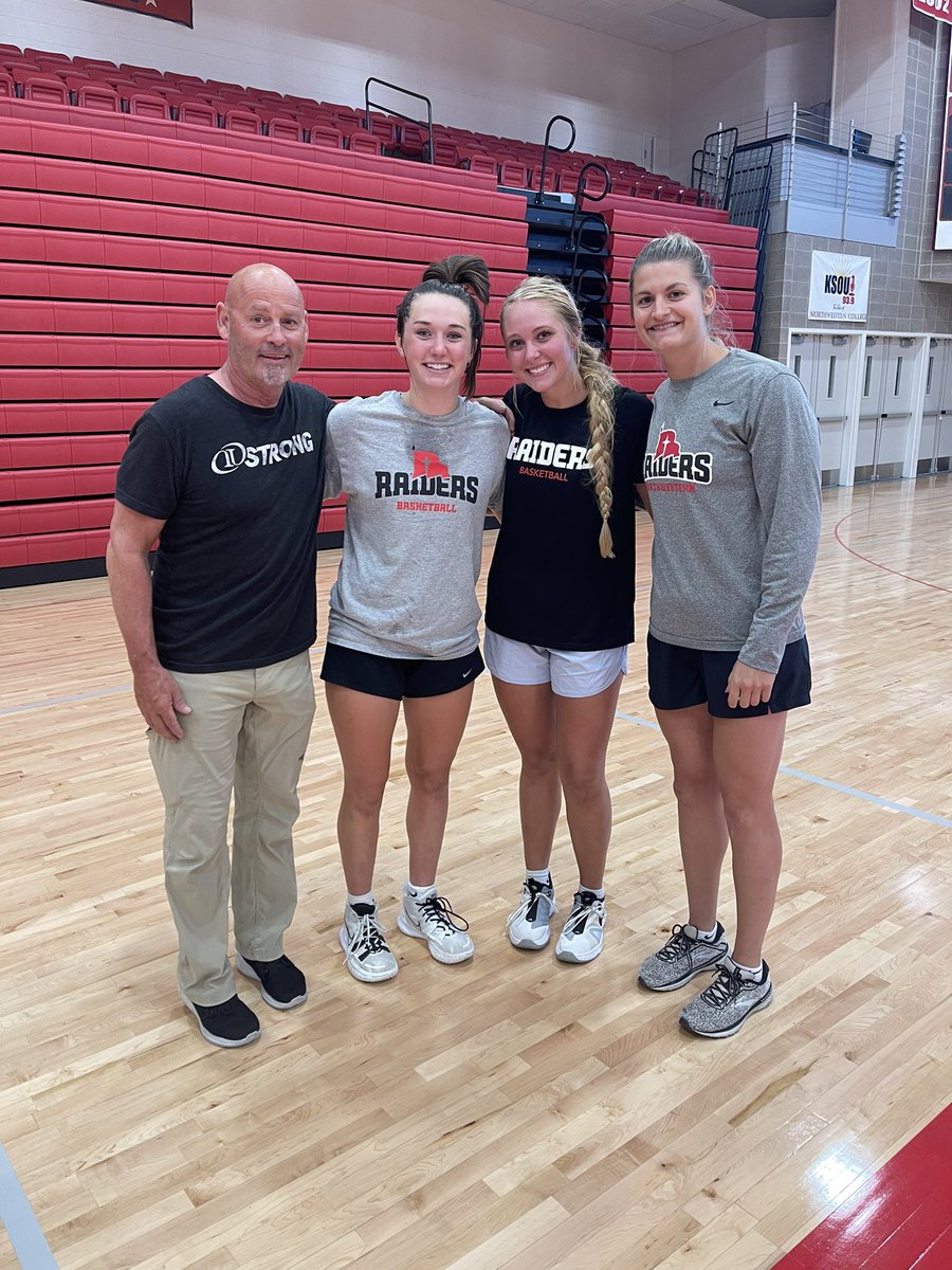 MacyStanage's tweet photo. Thanks again Brad for coming to NWC and taking our girls through a great workout! He trained 5 ACLs in this picture! 💪🏼😳🐐 https://t.co/w4L0Ru37wr