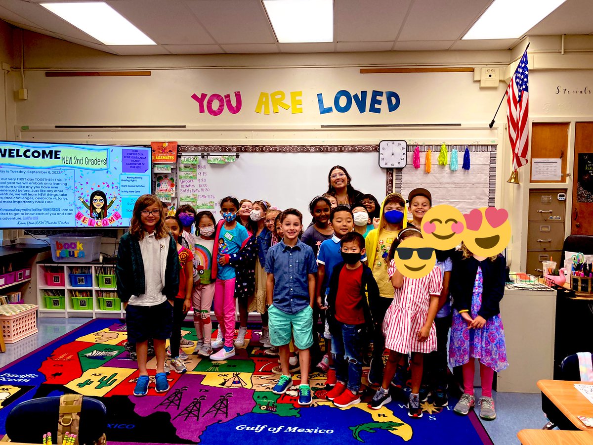 AshleyWarrenWWP's tweet photo. ¡Feliz regreso a clases! Our #wwpDLI students are muy felices 😀 to be in their new classes @DutchNeckWWP. Half of our students start the day in Spanish &amp; half of the students start in English. No matter where they are, the message on the wall is true: they are loved! 💕 #wwprsd https://t.co/8RPvq5CH1r