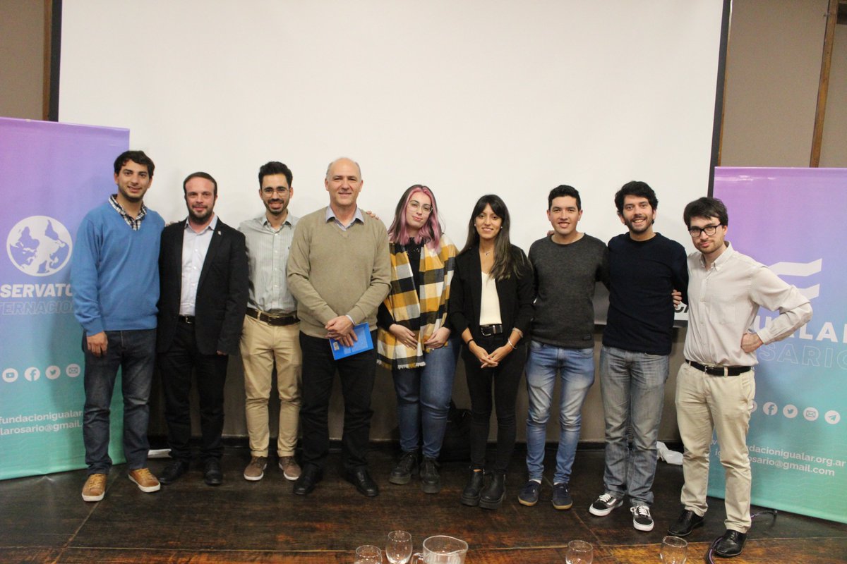 igualar_rosario's tweet photo. 📸Algunas imágenes que nos dejó la jornada del jueves con el Secretario de Malvinas, Antártida y Atlántico Sur, @grcarmonac de @CancilleriaARG, donde impulsamos la adhesión a la nueva normativa que establece la capacitación de funcionarixs en la causa Malvinas 🇦🇷 https://t.co/QGjbAQ4HgN