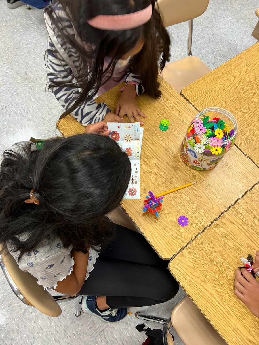 JennaWilush's tweet photo. Had fun exploring &amp; creating with materials from our new STEAM cart today! Happy first day of school! ✏️ #VESPACK #WWPRSD https://t.co/dW7DJnpMYQ