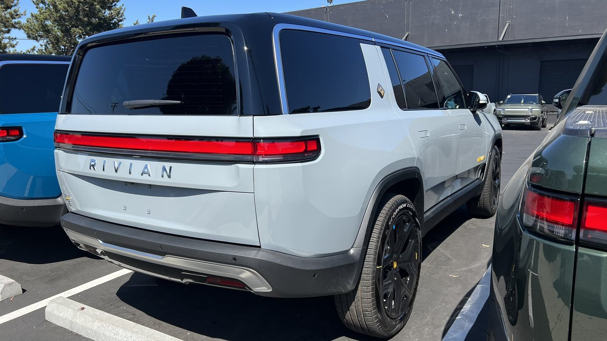klwtts's tweet photo. Rivian’s South San Francisco Service and Delivery Hub just got another truckload of what might be the best on-road/off-road SUVs on the market! 🤩
I can’t wait until we get our hands on one!! #R1S #Rivian https://t.co/XkZL6rXaFt