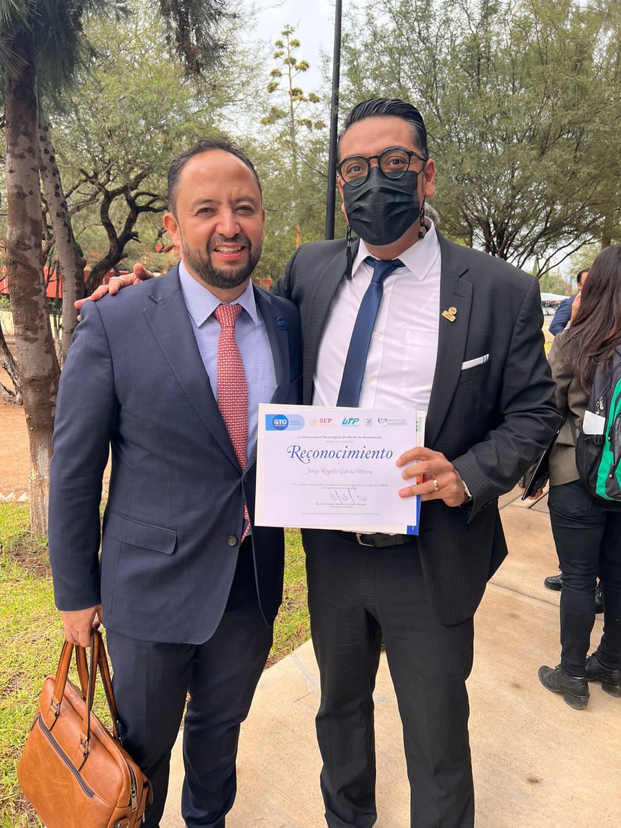 El día de hoy cumplimos 5 años de trabajar en Vinculación de la <a href="/UTNGDolores/">UTNGDOLORESHIDALGO_</a> y me toco la suerte de recibir el reconocimiento por parte del Secretario <a href="/JorgeEnriqueHM/">Jorge E. Hernández M.</a> de @EducacionSEG al cual agradecemos su visita y sobretodo el gran mensaje que dejo a nuestros estudiantes águila