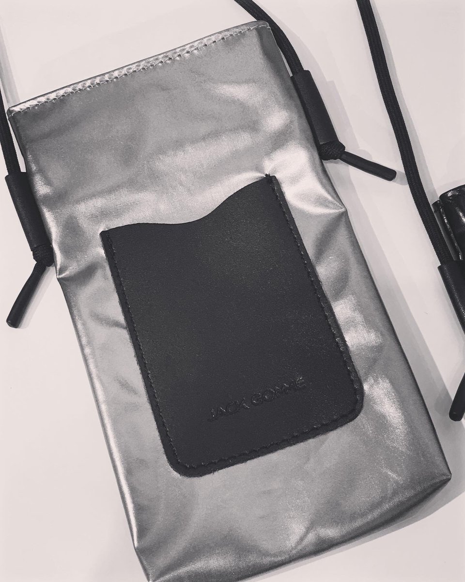Ritamasoeur_han's tweet photo. ジャックゴムから、ストラップ付のスマートフォンホルダーが新入荷しました。
スマホ決済でお財布は要らないという人が少しずつ増えつつありますね。
私もそうですが。
カードポケット付きでキャッシュレス時代に合わせたアイテムです。
#半田カバン店
#リタマスール
#jackgomme
#ジャックゴム https://t.co/ICqSDpYPiO