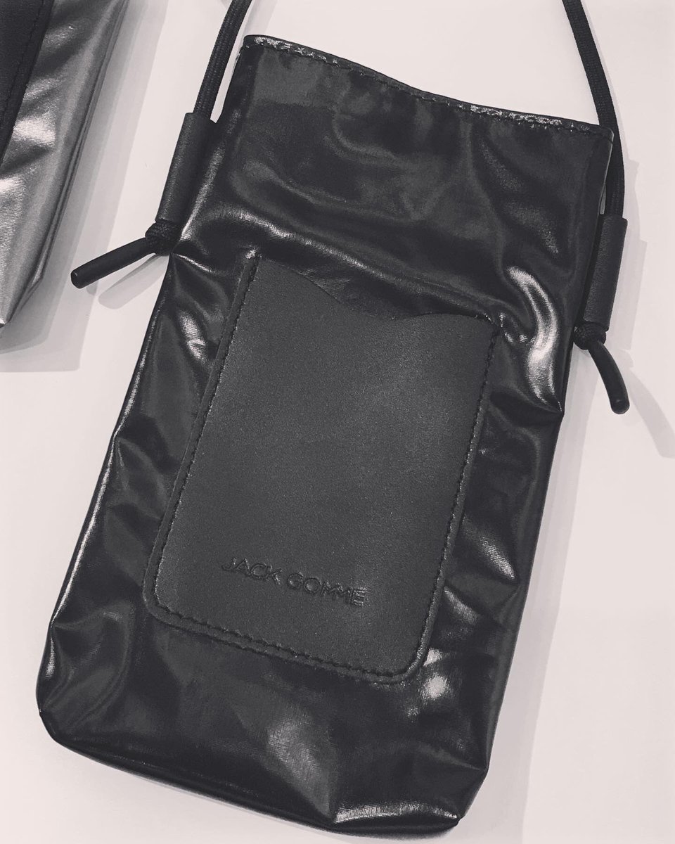 Ritamasoeur_han's tweet photo. ジャックゴムから、ストラップ付のスマートフォンホルダーが新入荷しました。
スマホ決済でお財布は要らないという人が少しずつ増えつつありますね。
私もそうですが。
カードポケット付きでキャッシュレス時代に合わせたアイテムです。
#半田カバン店
#リタマスール
#jackgomme
#ジャックゴム https://t.co/ICqSDpYPiO