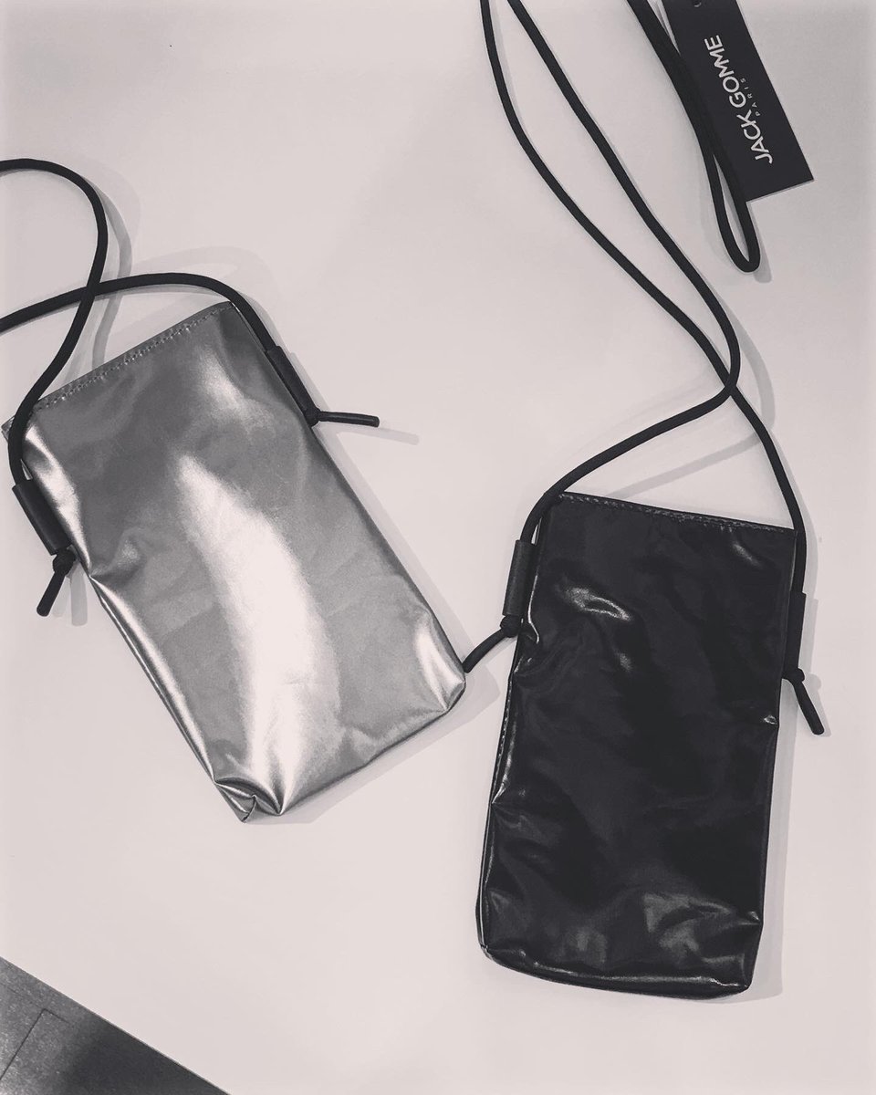 Ritamasoeur_han's tweet photo. ジャックゴムから、ストラップ付のスマートフォンホルダーが新入荷しました。
スマホ決済でお財布は要らないという人が少しずつ増えつつありますね。
私もそうですが。
カードポケット付きでキャッシュレス時代に合わせたアイテムです。
#半田カバン店
#リタマスール
#jackgomme
#ジャックゴム https://t.co/ICqSDpYPiO
