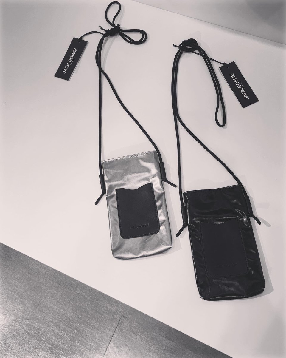 Ritamasoeur_han's tweet photo. ジャックゴムから、ストラップ付のスマートフォンホルダーが新入荷しました。
スマホ決済でお財布は要らないという人が少しずつ増えつつありますね。
私もそうですが。
カードポケット付きでキャッシュレス時代に合わせたアイテムです。
#半田カバン店
#リタマスール
#jackgomme
#ジャックゴム https://t.co/ICqSDpYPiO